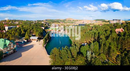 Panoramablick auf den See Zlatibor mit einem Brunnen im Zentrum des Kurorts Zlatibor, Serbien Stockfoto