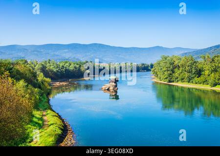 Panoramablick auf das berühmte Haus am Fluss Drina in Bajina Basta, Serbien Stockfoto