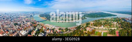 Panoramablick auf Belgrad, Zusammenfluss von Save und Donau und Kalemegdan Festung, Serbien Stockfoto