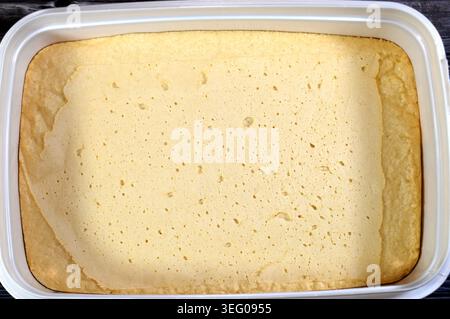 halawa tahini (auch bekannt als Halva tahiniya), ein traditionelles Konfekt aus dem Nahen Osten, das hauptsächlich aus Sesambutter oder -Paste (Tahini), Zucker und hergestellt wird Stockfoto