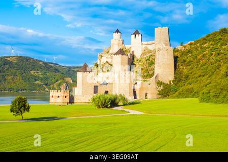 Mittelalterliche Festung Golubac und Steintürme am Donauufer in Serbien Stockfoto