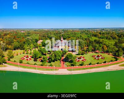 Panoramablick auf Grand Terrace Gebäude und Park am Palic See in Palic, Serbien Stockfoto