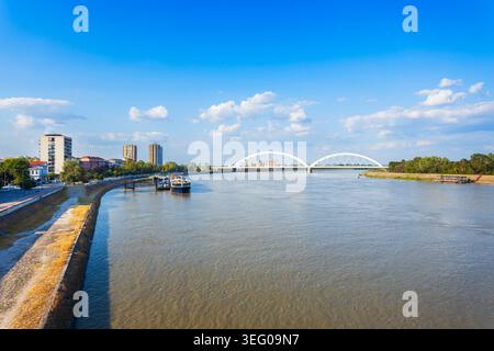 Panoramablick auf die moderne Zezelj-Brücke über die Donau in Novi Sad, Serbien Stockfoto