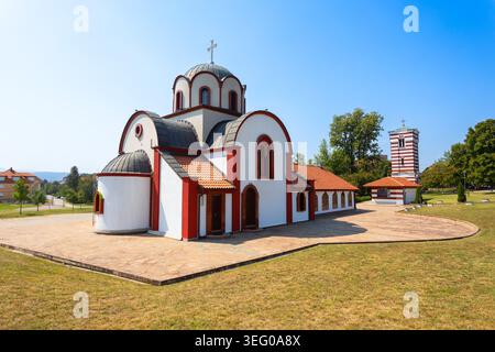 Weiße und rote Fassade der Kirche St. Panteleimon in NIS-Stadt, Serbien Stockfoto