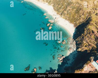 Ruhiger abgeschiedener Strand mit türkisfarbenem Meer Stockfoto