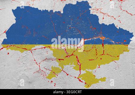 Karte der Ukraine an der Wand in den Farben der Nationalflagge mit Spritzern von Blut und Blutflecken während des Krieges gemalt Stockfoto