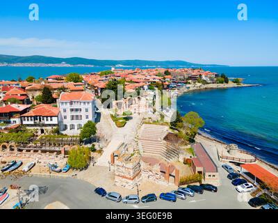 Das antike Theater und die Kirche St. John Aliturgetos aus der Vogelperspektive in Nessebar. Nesebar ist eine antike Stadt in der Nähe der Stadt Burgas an der Schwarzmeerküche Stockfoto