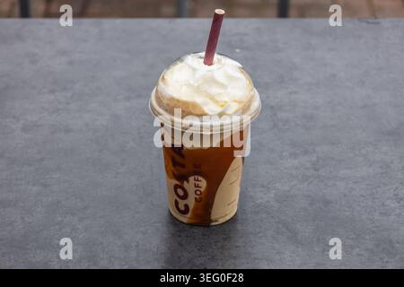 Costa Coffee Eiskaffee Frappe mit Schlagsahne und Schokoladengriß. London, UK, 5. Juli 2024 Stockfoto