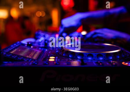 Professioneller dj-Mixer-Controller mit Lichtern bei Nachtclub-Party aus nächster Nähe Stockfoto