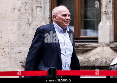 MÜNCHEN – 17. MAI: Uli Hoeness (Ehrenpräsident FC Bayern München) während der Meisterfeier des FC Bayern München am Marienplatz am 17. Mai 2026 in München. Stockfoto