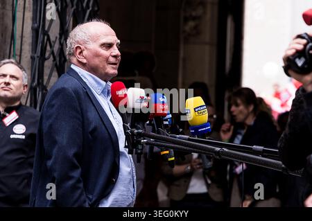 MÜNCHEN – 17. MAI: Uli Hoeness (Ehrenpräsident FC Bayern München) bei tv-Interviews während der Meisterfeier des FC Bayern München am Marienplatz am 17. Mai 2026 in München. Stockfoto