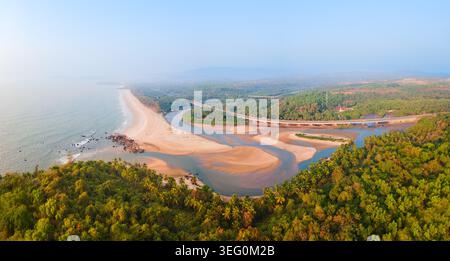 Galgibaga Strand Panoramablick bei Sonnenuntergang. Galgibaga oder Galgibagh Beach ist ein öffentlicher Strand in der Nähe des Palolem Strandes in South Goa in Indien. Stockfoto