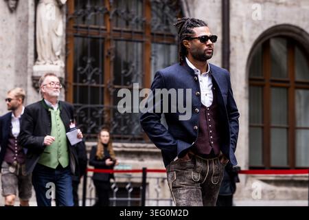 MÜNCHEN – 17. MAI: Serge Gnabry (FC Bayern München, 7) während der Meisterfeier des FC Bayern München am Marienplatz am 17. Mai 2026 in München. Stockfoto