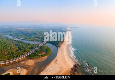 Galgibaga Strand Panoramablick bei Sonnenuntergang. Galgibaga oder Galgibagh Beach ist ein öffentlicher Strand in der Nähe des Palolem Strandes in South Goa in Indien. Stockfoto