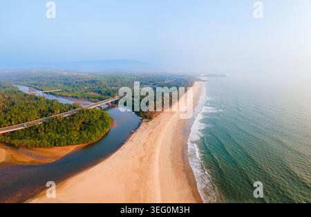 Galgibaga Strand Panoramablick bei Sonnenuntergang. Galgibaga oder Galgibagh Beach ist ein öffentlicher Strand in der Nähe des Palolem Strandes in South Goa in Indien. Stockfoto