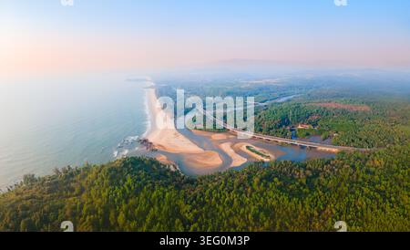 Galgibaga Strand Panoramablick bei Sonnenuntergang. Galgibaga oder Galgibagh Beach ist ein öffentlicher Strand in der Nähe des Palolem Strandes in South Goa in Indien. Stockfoto