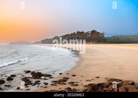 Galgibaga Strand bei Sonnenuntergang. Galgibaga oder Galgibagh Beach ist ein öffentlicher Strand in der Nähe des Palolem Strandes in South Goa in Indien. Stockfoto