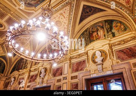 Wien, Österreich - 18. Januar 2026: Büste von Mozart, Schwind Foyer, Wiener Staatsoper, Wien, Österreich Stockfoto