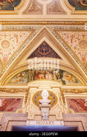 Wien, Österreich - 18. Januar 2026: Büste von Mozart, Schwind Foyer, Wiener Staatsoper, Wien, Österreich Stockfoto