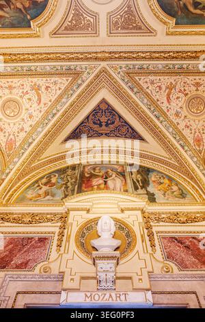 Wien, Österreich - 18. Januar 2026: Büste von Mozart, Schwind Foyer, Wiener Staatsoper, Wien, Österreich Stockfoto