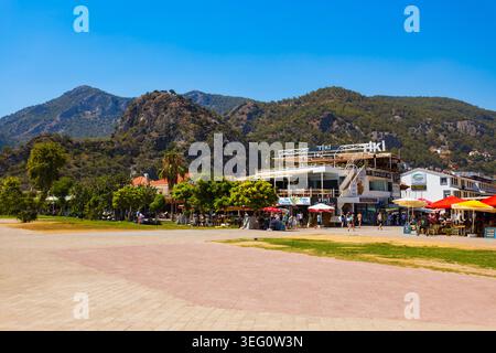 Oludeniz, Türkei - 12. Juli 2022: Straßencafé am Strand von Oludeniz. Oludeniz oder Blaue Lagune ist ein Strandresort im Stadtteil Fethiye von Mugla Provin Stockfoto