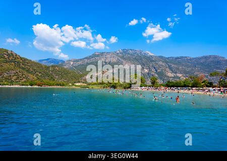 Oludeniz, Türkei - 12. Juli 2022: Blaue Lagune in der Nähe des Oludeniz Strandes. Oludeniz ist ein Strandresort im Bezirk Fethiye in der Provinz Mugla in der Türkei. Stockfoto
