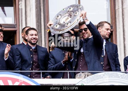 MÜNCHEN – 17. MAI: Leon Goretzka (FC Bayern München, 8) mit der Trophäe auf dem Balkon bei der Meisterfeier des FC Bayern München am Marienplatz am 17. Mai 2026 in München. Stockfoto