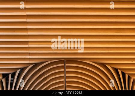 Nahaufnahme der zeitgenössischen Holzlattendecke Stockfoto
