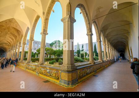 NEAPEL, ITALIEN. Atemberaubende Flure mit Fresken und Bänke mit Majolika-Fliesen im Kloster Santa Chiara aus dem 18. Jahrhundert in Neapel Stockfoto