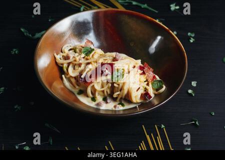 Köstliches Pastagericht, serviert in Holzschüssel mit Beilage Stockfoto