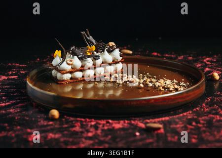 Knusprige Schokoladenbasis mit glänzenden weißen Cremekugeln Stockfoto