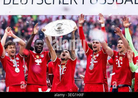 MÜNCHEN – 16. MAI: Luis Diaz (FC Bayern München, 14) hebt den Pokal vor seinen Mannschaftskameraden nach dem Bundesliga-Spiel zwischen dem FC Bayern München gegen den 1. Der FC Köln in der Allianz Arena am Spieltag 34 des 1. Bundesliga am 16. Mai 2026 in München. DFL-VORSCHRIFTEN VERBIETEN DIE VERWENDUNG VON FOTOS ALS BILDSEQUENZEN UND/ODER QUASI-VIDEO. Stockfoto