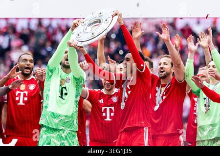 MÜNCHEN – 16. MAI: Sven Ulreich (FC Bayern München, 26) und Jamal Musiala (FC Bayern München, 10) heben den Pokal vor ihren Mannschaftskameraden nach dem Bundesliga-Spiel zwischen dem FC Bayern München gegen 1. Der FC Köln in der Allianz Arena am Spieltag 34 des 1. Bundesliga am 16. Mai 2026 in München. DFL-VORSCHRIFTEN VERBIETEN DIE VERWENDUNG VON FOTOS ALS BILDSEQUENZEN UND/ODER QUASI-VIDEO. Stockfoto