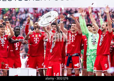 MÜNCHEN – 16. MAI: Luis Diaz (FC Bayern München, 14) hebt den Pokal vor seinen Mannschaftskameraden nach dem Bundesliga-Spiel zwischen dem FC Bayern München gegen den 1. Der FC Köln in der Allianz Arena am Spieltag 34 des 1. Bundesliga am 16. Mai 2026 in München. DFL-VORSCHRIFTEN VERBIETEN DIE VERWENDUNG VON FOTOS ALS BILDSEQUENZEN UND/ODER QUASI-VIDEO. Stockfoto