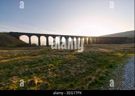 Ribblehead Viaduct in den Yorkshire Dales, an der Bahnstrecke von Siedlung nach Carlisle. Stockfoto