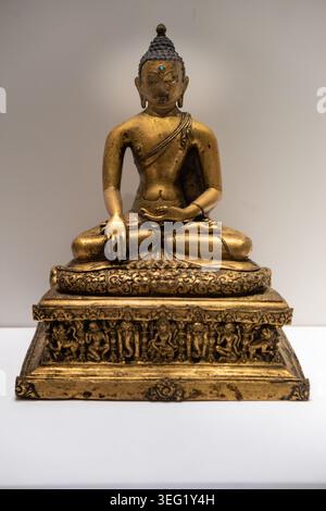 Buddha. 16. Jahrhundert n. Chr. Bronze. Nepal. Höhe: 25,3 cm, Breite: 20,0 cm, Tiefe: 15,0 cm. Buddha kann in bhumi-Sparsha-Mudra auf einem Ornamenten gesehen werden Stockfoto
