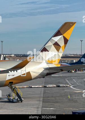 New York City, New York, USA - 24. Januar 2026: Heckflosse eines Passagierflugzeugs des Typs Airbus A350 (Kennzeichen A6-XWF), das von Eithiad Airways betrieben wird. Stockfoto