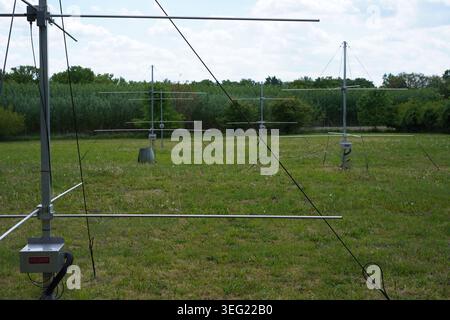 Potsdam, Deutschland - 16. Mai 2026: Antennenanordnung des Meteor-Radarsystems SKiYMET, betrieben vom Leibniz-Institut für Astrophysik in Bornimer Feldflur. Stockfoto