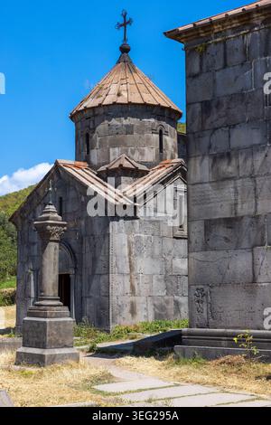 Ruhige Außenansicht einer alten armenischen Steinkirche und eines Klosters mit einer konischen Kuppel und geschnitzten Kreuzen. Haghpat Kloster, auch bekannt als H Stockfoto