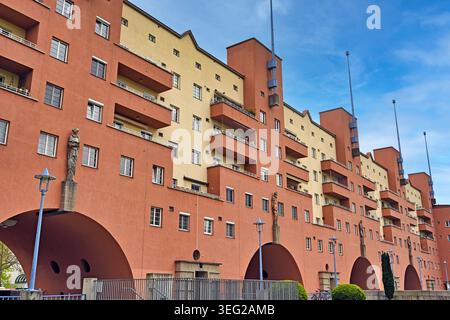 Ein atemberaubender Weitwinkelblick auf die historische Wohnanlage Karl Marx Hof in Wien, Österreich. Das Bild zeigt den großen expressionistischen Architekten Stockfoto