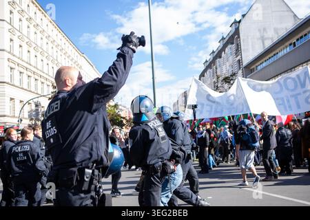 Berlin, Berlin, Deutschland. Mai 2026. Moment der Verhaftung eines Demonstranten während der Nakba-Demonstration 78 in Berlin. Die Demonstration fand unter starker Polizeipräsenz statt und mehrere Verhaftungen wurden durchgeführt. (Kreditbild: © Maria Castro/ZUMA Press Wire) NUR REDAKTIONELLE VERWENDUNG! Nicht für kommerzielle ZWECKE! Stockfoto