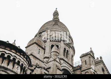 Die atemberaubende Architektur eines berühmten Pariser Denkmals mit komplizierten Designdetails. Das Stadtbild zeigt die reiche Geschichte und artis Stockfoto