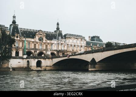 Blick auf ein historisches Pariser Gebäude und eine Brücke über die seine mit klassischer Architektur und künstlerischen Details. Ein ikonisches Beispiel für Pa Stockfoto