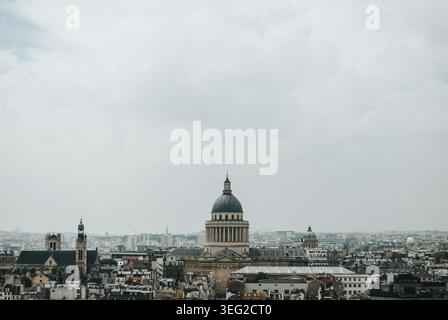 Atemberaubender Panoramablick auf Paris mit seiner ikonischen Architektur, historischen Denkmälern und bezaubernden Stadtlandschaft unter einem bewölkten Himmel, die Kunst und h miteinander verbindet Stockfoto
