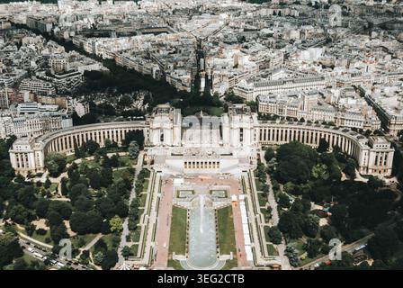 Ein atemberaubender Blick aus der Vogelperspektive von Paris mit seiner ikonischen Architektur und den Grünflächen. Das Stadtbild fängt die einzigartige Mischung aus modernem und historischem El ein Stockfoto