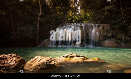 Malerischer Blick auf den Erawan-Wasserfall im Erawan-Nationalpark, Kanchanaburi, Thailand, mit türkisfarbenen Pools, kaskadierendem Wasser, und üppige tropische Dschungel-Foren Stockfoto