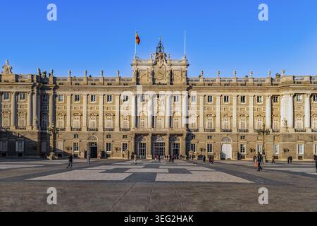 Madrid, Spanien - 30. November 2021: Vorderansicht des Königspalastes von Madrid. Blick von der Plaza de la Armeria auf die Hauptfassade Stockfoto