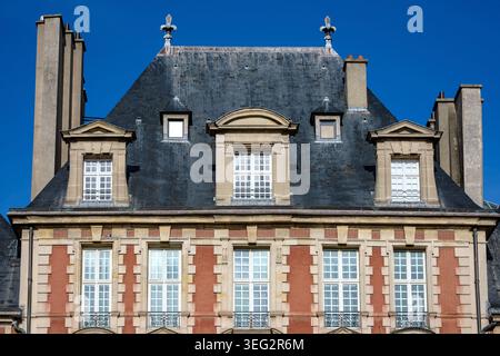Paris, Frankreich - 4. Februar 2026 : Blick auf ein typisches Gebäude in der Nähe des Place Vosges in Paris Frankreich Stockfoto