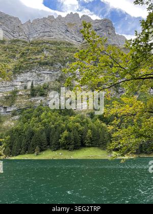 Sommer am Seealpsee in der Schweiz, mit kristallklarem Alpenwasser, Bergkulisse und tiefblauem Himmel in den Schweizer Alpen. Stockfoto