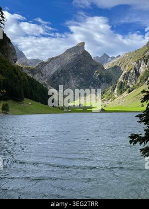 Sommer am Seealpsee in der Schweiz, mit kristallklarem Alpenwasser, Bergkulisse und tiefblauem Himmel in den Schweizer Alpen. Stockfoto